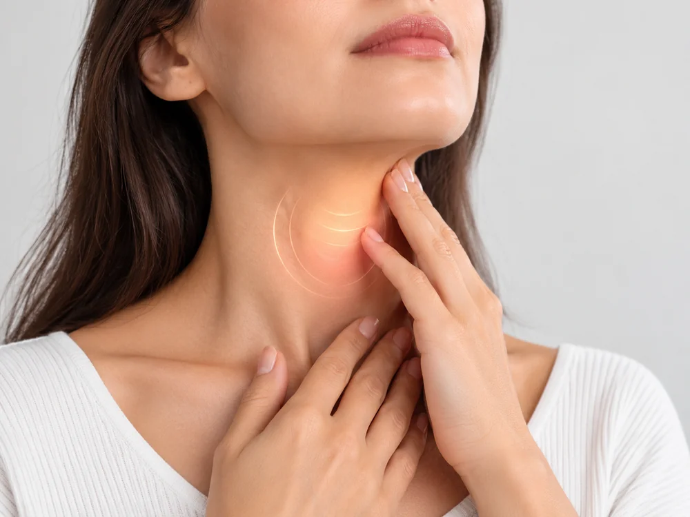 Imagen conceptual de una persona señalando suavemente su región cervical